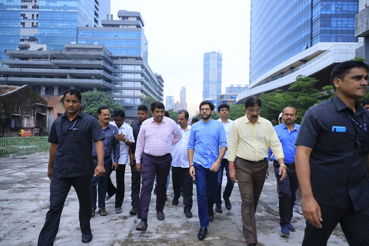 AUThackeray's tweet photo. Visited the Delisle Road bridge works to take an update on the on going works taken up by the @mybmc and Railways. The work of the railways had been delayed by 1.5 years, and post my meeting with Union Railways Minister, it has come back on track. Pushing for its completion now. https://t.co/BoWGkM3Mp5
