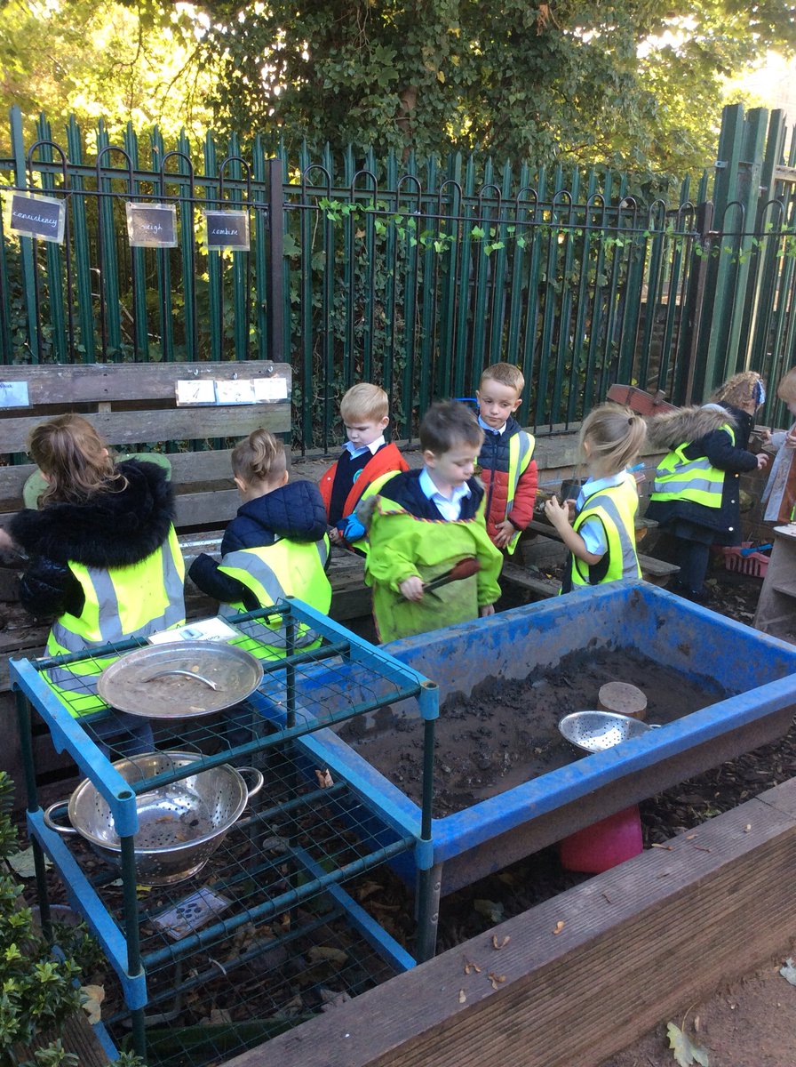 ASA_FS1's tweet photo. Our pizza restaurant is very popular this afternoon π #ASAOutdoorLearning https://t.co/leCngRkJan