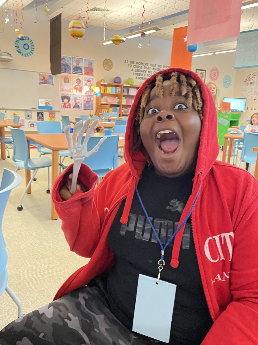 NESlibrary's tweet photo. Best moment of the morning so far. What do you NOTICE? What do you WONDER? Our students are so clever. #JOY and laughter ensued in our @NESlibrary @NorthsideES #SpookyLibrary #HalloweenReady https://t.co/1vA0hzT0rp