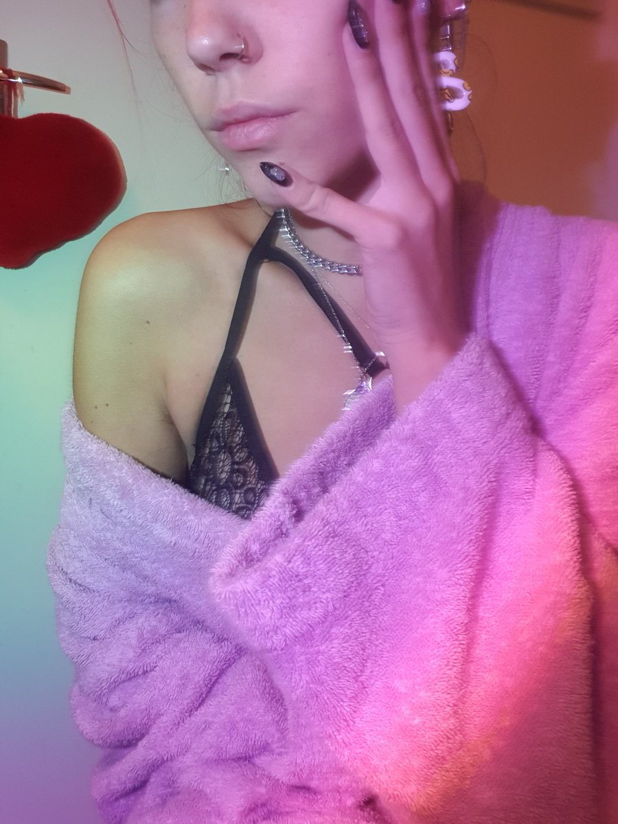 BlazingPoppy's tweet photo. À 50 RT je vous montre ce qu'il y a sous mon peignoir 🔥 https://t.co/LmOLcjs7iM