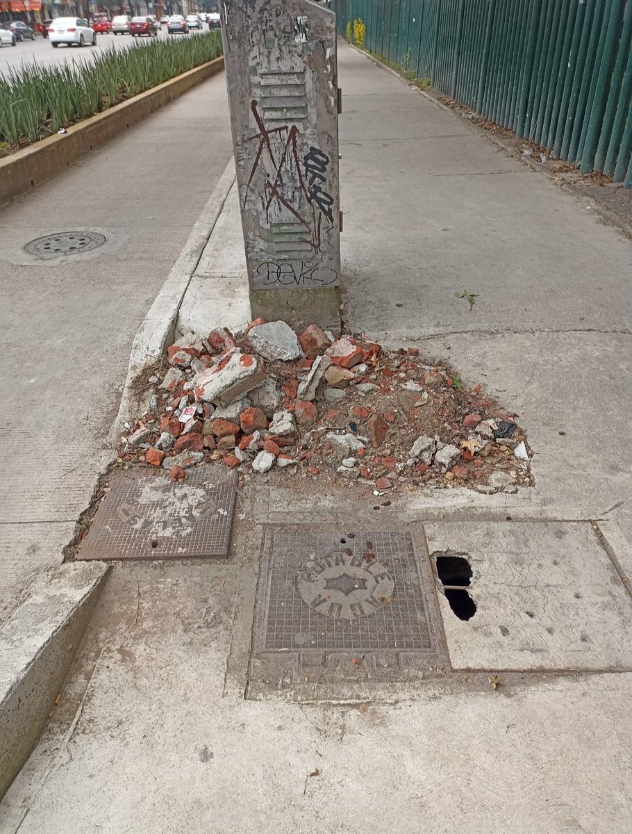 RodolfoCasi's tweet photo. @AccionesBJ @BJcomunidad1 Favor de retirar montículo de material tirado sobre la banqueta afuera del parque Rosendo Arnaiz, sobre Av Revolución junto a la parada del camión, lleva meses y nadie limpia, gracias. https://t.co/qCzngAeVCW