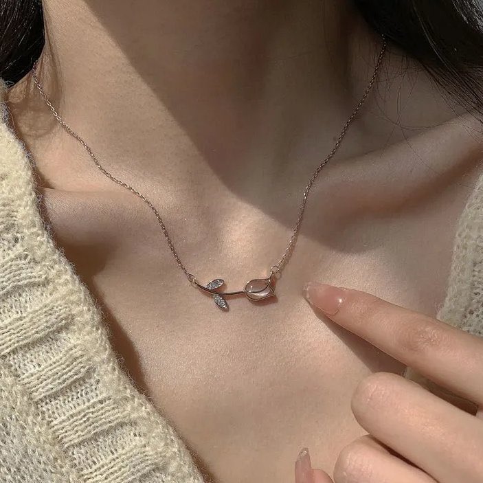 dichanaengstore's tweet photo. tulip necklace ‧₊˚✿.⁺◟✿  - ( preorder ) สร้อยทิวลิปตัวนี้ไม่มีได้แย้วว ลคหลังไมค์มาขอเยอะเลย น้องสวยมาก ขับผิวสุด ราคาจึ้งด้วย เส้นละ 49.- บาท | 2 เส้น 89.- บาทคับ สวยและถูกมีอยู่จริงง เมนชั่น/ล็อคแอคเดมน้าจ่ายเงินตอนของถึงไทย น้องมี 2 สีนะคะ ดูเพิ่มเติมใต้ทวิตนี้เลยคับ https://t.co/aZd2tOQ0tN