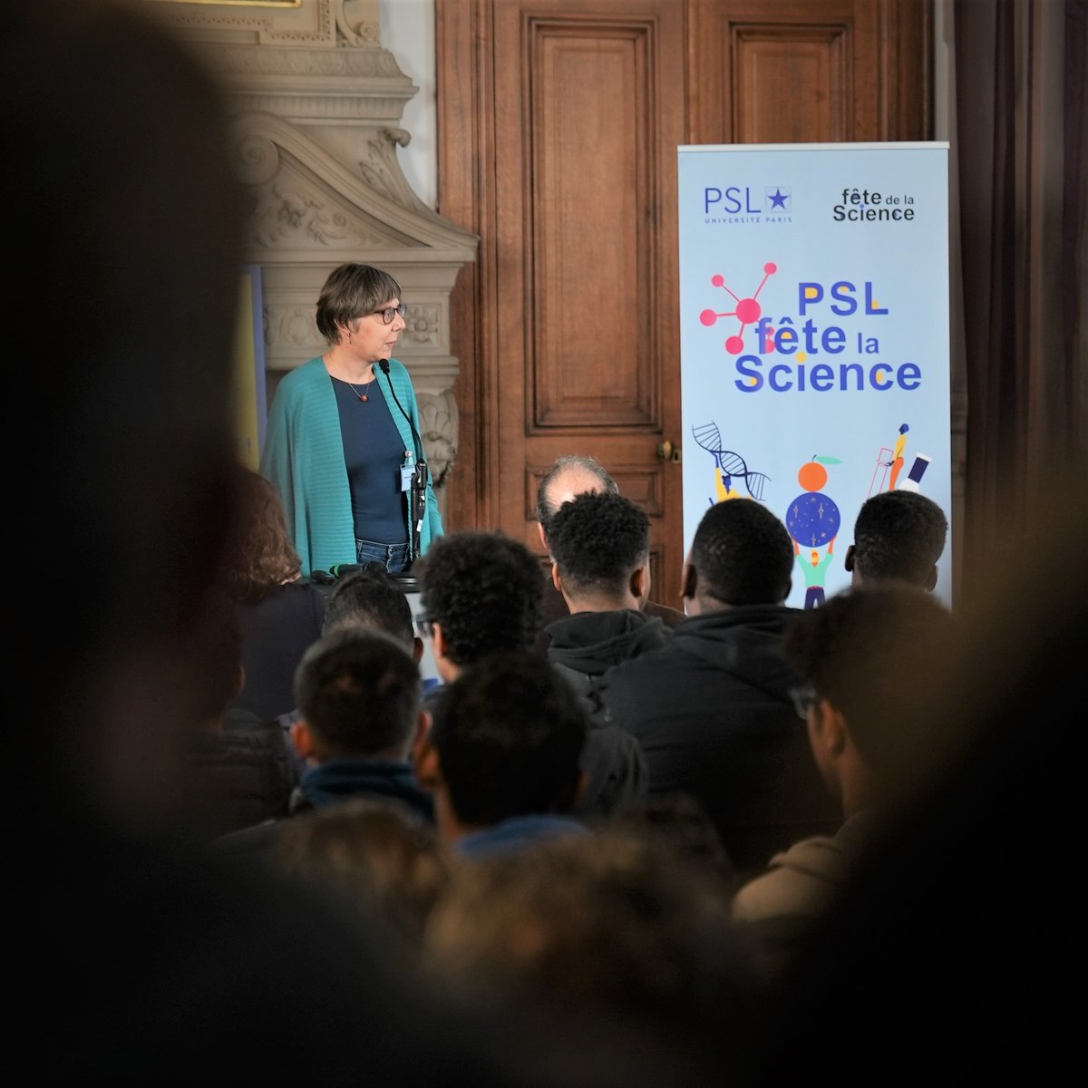 psl_univ's tweet photo. #PSLfetelascience #FDS2022
Eau : [en]jeux à l'@AcademieClimat 
Après les conférences, les ateliers en petits groupes... Les élèves ont la parole ! https://t.co/kDsNHMqQ6X