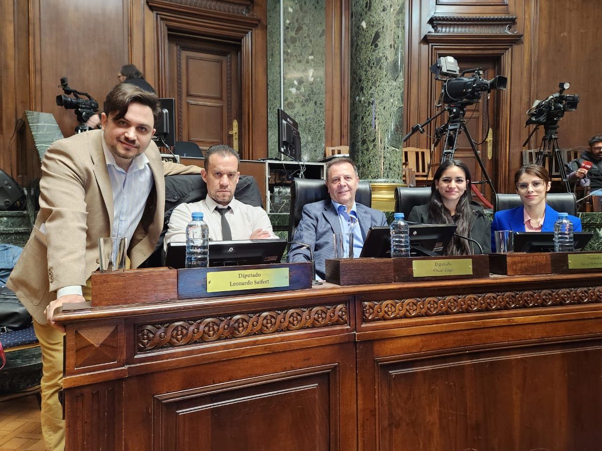 abrucostaa's tweet image. POV: sos un impuesto y ves a los únicos que de verdad te quieren eliminar.