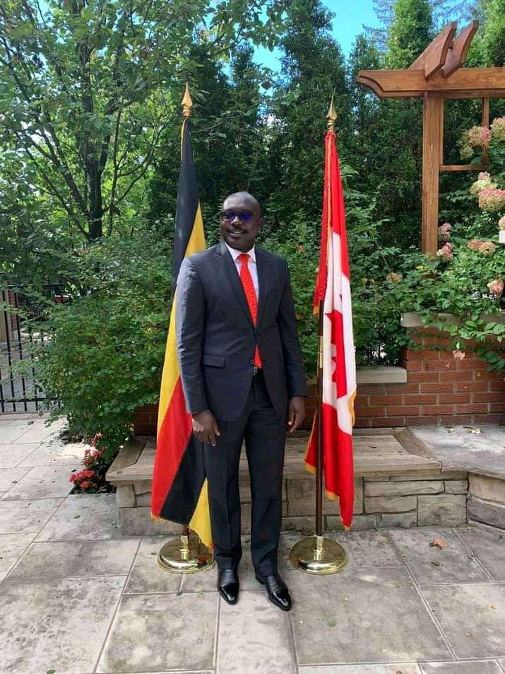 Anite__Evelyn's tweet photo. My Darling diplomatic husband you are extremely smart for the diplomatic job to the extent that I feel tempted to go to work with you 😊🥰. Go my love and work for our country as for me I shall be cooking yummy Alur food for you❤️ https://t.co/XUdmW1TFkj