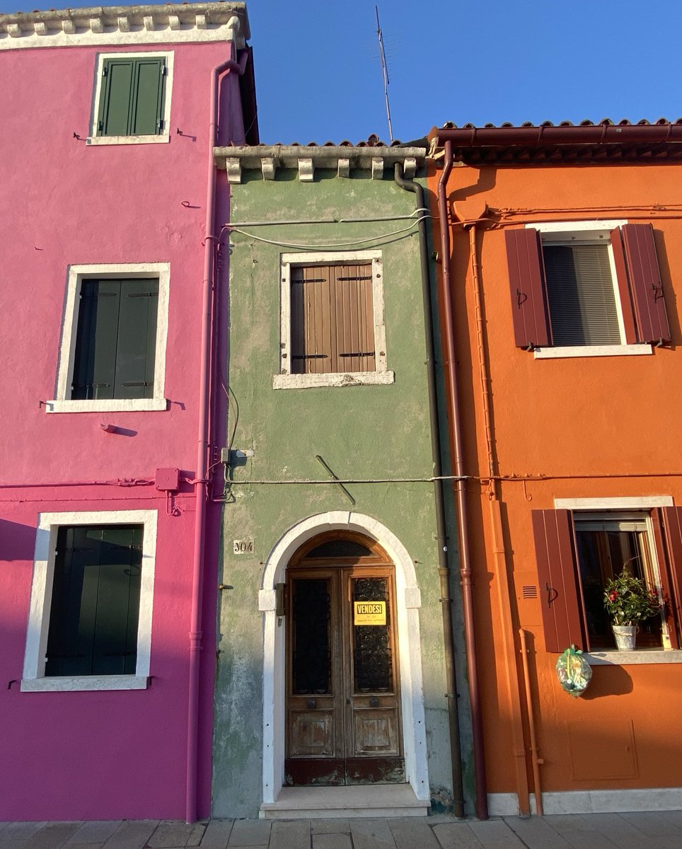 ArtTravelBooks1's tweet photo. Looking for a modest starter home? This one is available on Burano.
#Venice #VeniceLiving #NeedsPaint #AffordableMaybe https://t.co/6uuMsWEEgB