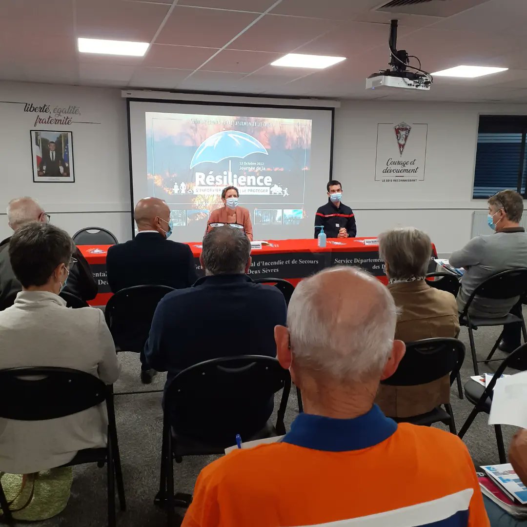 ExpositoEmmanu1's tweet photo. Journée de la #Résilience en présence de Mme la Préfète des #DeuxSevres.   Sensibilisation des élus aux risques naturels et  technologiques. Organisation d'exercices de simulation de gestion de crise dans les locaux du #SDIS79. https://t.co/ueXIBxd079