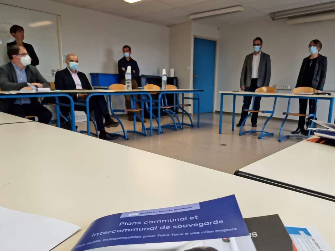 ExpositoEmmanu1's tweet photo. Journée de la #Résilience en présence de Mme la Préfète des #DeuxSevres.   Sensibilisation des élus aux risques naturels et  technologiques. Organisation d'exercices de simulation de gestion de crise dans les locaux du #SDIS79. https://t.co/ueXIBxd079