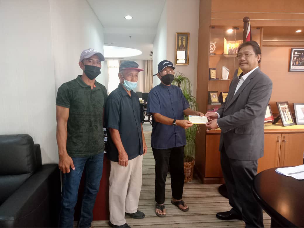 hazlandswk's tweet photo. Penyerahan Dana Tahunan kepada JKKK Kpg Tabuan Drahman , JKKK Kpg Tabuan SPC & JK Masjid Muara Tebas.
Semoga dana digunakan sebaik mungkin demi kesejahteraan rakyat.
#DemakLaut
#Sarawak
#GPS
#PBB https://t.co/VV2JazZpFB