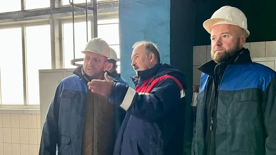 SPFUkraine's tweet photo. 🗝️Голова ФДМУ Рустем Умєров разом з Першим заступником Дмитром Кліменковим відвідали об’єкти Центренерго, які зазнали пошкоджень під час ракетного удару цього тижня.

⚡️Для забезпечення тепла та світла команда Центренерго працює 24/7 над відновленням всіх пошкоджень. https://t.co/eukQ6xoB4h