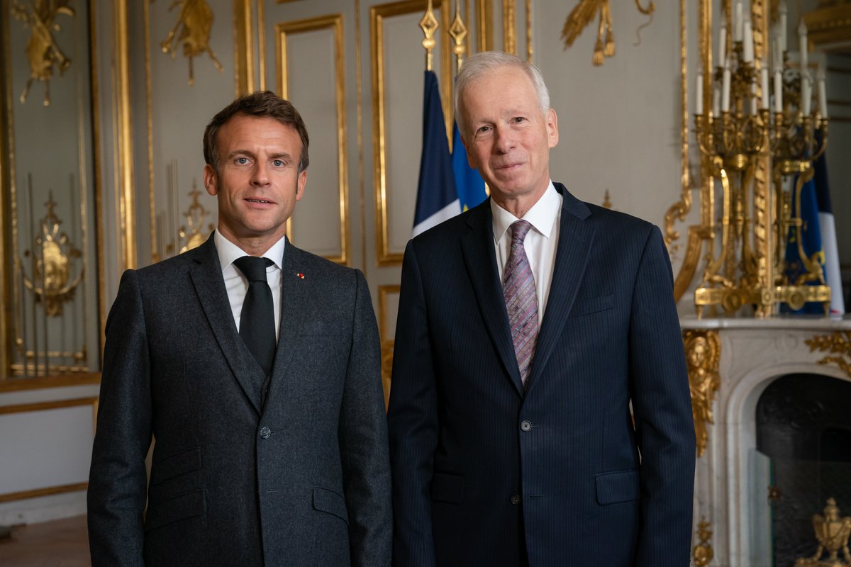 HonStephaneDion's tweet photo. Les relations historiques entre le 🇨🇦 et 🇫🇷 et nos objectifs communs de promotion des #droitshumains, d’#Egalitedesgenres et de respect de l’#environnement, sont plus importants que jamais. Honoré de remettre au Président 🇫🇷 @EmmanuelMacron mes lettres de #créances. #AmitieCAFR https://t.co/Q3n5bAiFyd