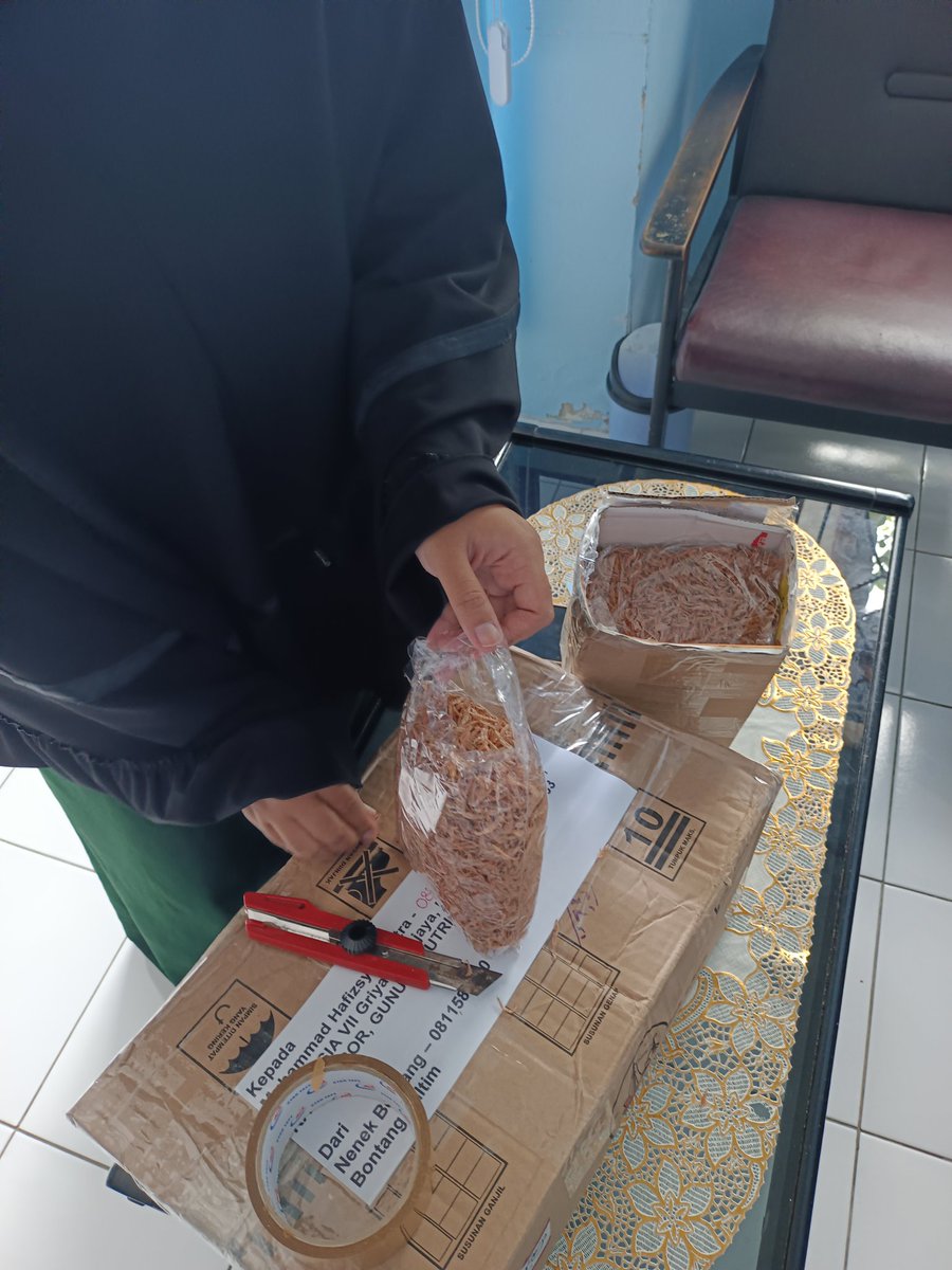BKIPMBontang's tweet photo. Kegiatan pemeriksaan pengiriman udang kering https://t.co/G0S779ngr7