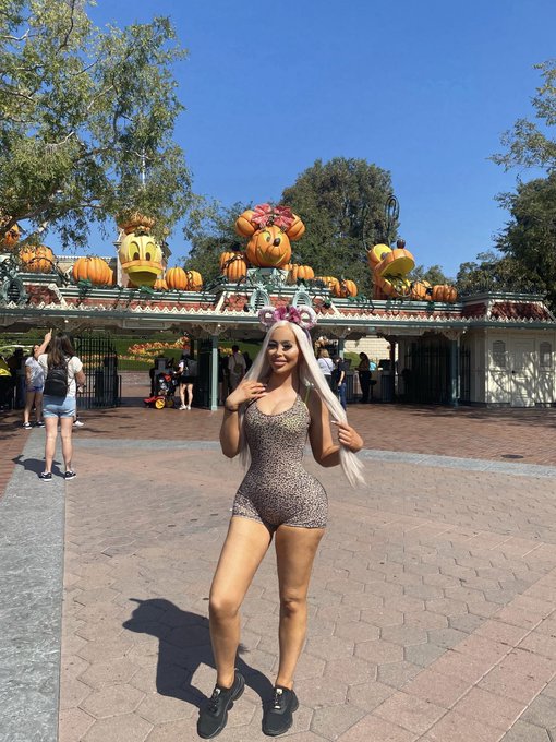 The happiest place on earth 🎃 https://t.co/k4riNjPlON