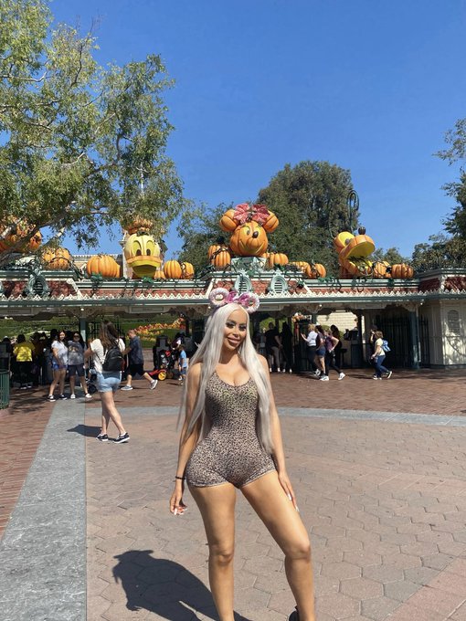 The happiest place on earth 🎃 https://t.co/k4riNjPlON