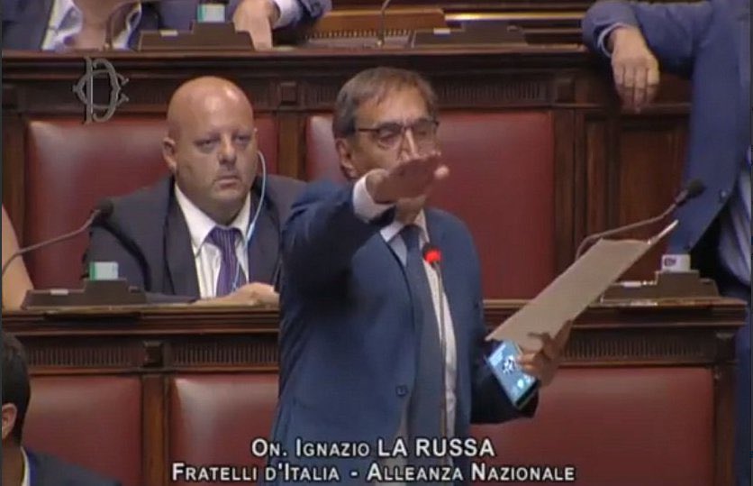 Se cerco #LaRussa su google trovo solo elementi che mi portano a ciò che la costituzione vieta: apologia al Fascismo. 
Ora spiegatemi come può essere stato eletto seconda carica dello stato. 
Paese mio come ti sei ridotto male.
