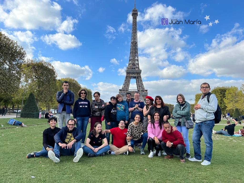 CentroJuanMaria's tweet photo. Primeros 2 días del viaje a París ✈ Visitamos Los inválidos,  la tumba de Napoleón y la Torre Eiffel 🗼 https://t.co/LNb0tasnvI