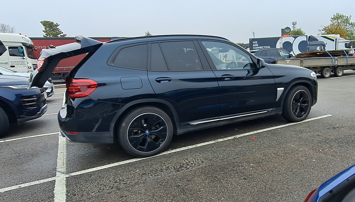 JammyGooner49's tweet image. Oops. Damned electric tailgates! Spotted today at Newport Pagnell services. No sign of the owner. #autopap