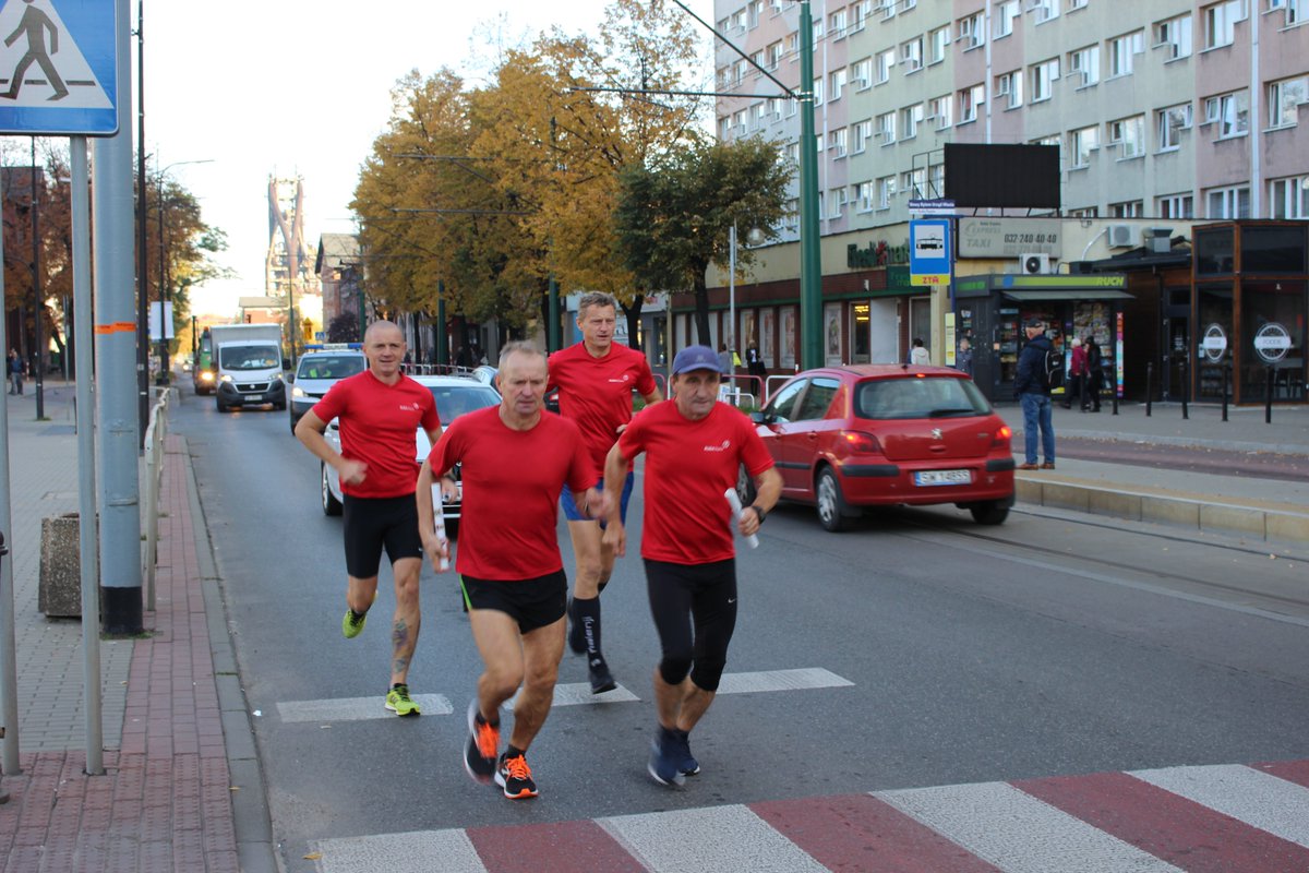 Ruda_Slaska's tweet photo. Prawie 460 km w dwa dni pokonają biegacze podczas pielgrzymki biegowej z #RudyŚląskiej do #Wadowic!🙂 🏃‍♂️ W ten sposób po raz kolejny upamiętnią oni rocznicę wyboru Karola Wojtyły na papieża. Tym razem na trasie biegu znajdzie się Dukla oraz Niegowić.  https://t.co/5nc0K4E4Tt https://t.co/OTxgbrAYrN