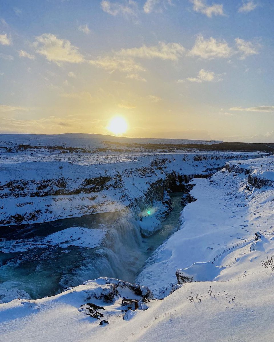 TUIUK's tweet photo. ☀️ Iceland in summer = midnight sun and rolling green hills
❄️ Iceland in winter = northern lights and icy peaks
Which would you pick? RT with a ☀️ or ❄️...

📸 olonhol | Instagram https://t.co/tA00NKEY6G