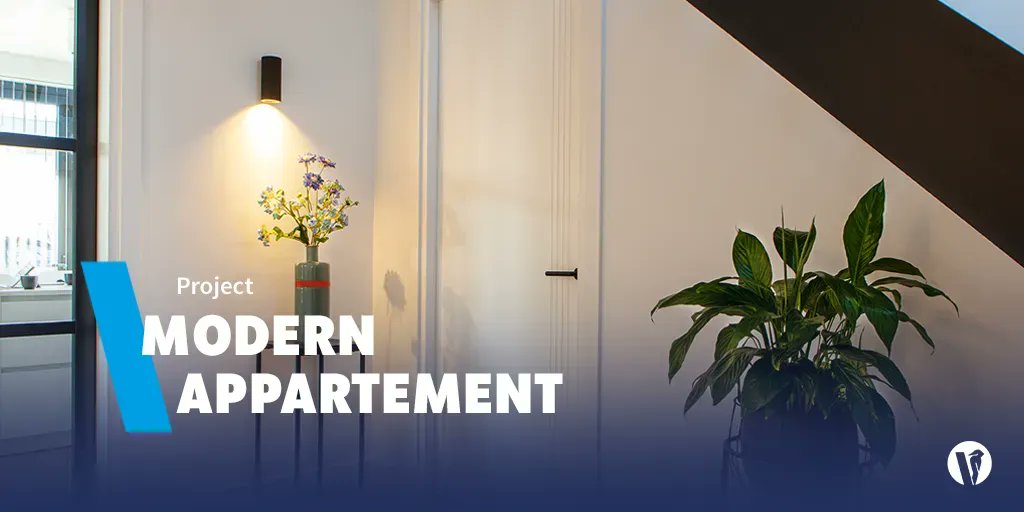 Een modern appartementencomplex voorzien van luxe deuren? Vanzelfsprekend! De witte deuren met fraaie freeslijnen en zwart deurbeslag zorgen voor een industriële look die past bij het interieur van dit appartement. Bekijk dit prachtige project op vanvuuren.nl/projecten/free…