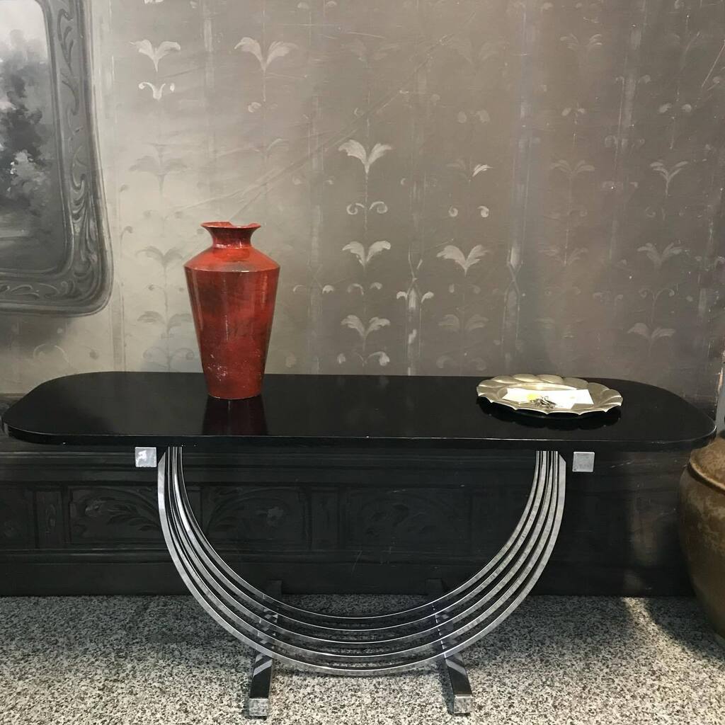 CrazyArtMilano's tweet photo. Un arredo che esce da quello che generalmente vi proponiamo, ma quella base ci ha colpite e ora fa parte della famiglia di mobili di Crazy Art : una consolle con supporto in metallo cromato e piano in legno laccato nero, dell’ultimo quarto del 1900. Cost… https://t.co/aVoRCCoSTX https://t.co/lfbOIXse4Z