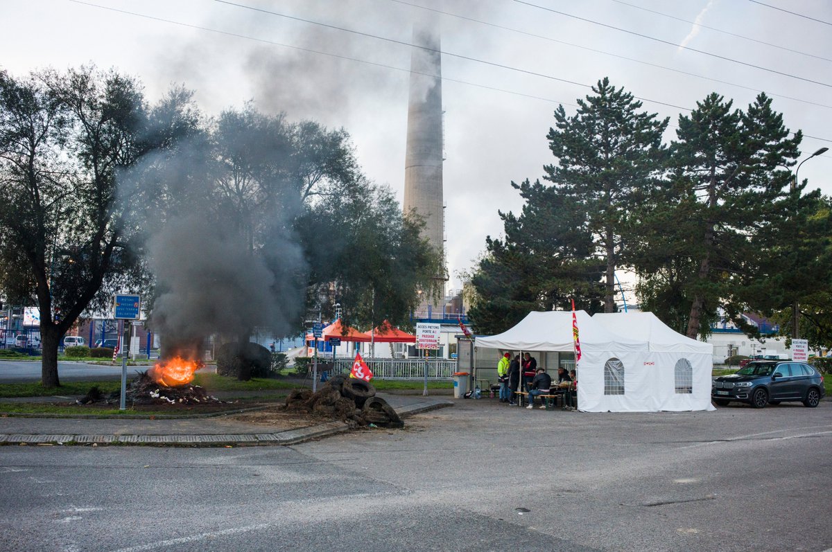 libe's tweet photo. 🔴EN DIRECT 
Crise des #carburants : TotalEnergies propose 6% d’augmentation en 2023 aux salariés français

➡️ https://t.co/i5XUirOKbo https://t.co/lDSgZ2xhVW