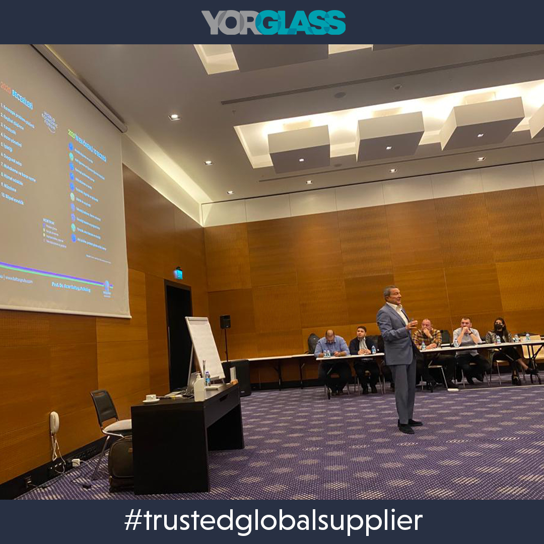 yorglass's tweet photo. Acar Baltaş'ın geleceğe ışık tutan eğilimleri ve değişen dünyayı tanımladığı açılış konuşması  ile Yorglass'ın 2023 stratejilerini ve odaklarını belirlediğimiz çalıştayımızı katılımcıların değerli katkıları ile tamamladık.
#yorglass #trustedglobalsupplier #strategyworkshop #2023 https://t.co/R5YBg1P8SN