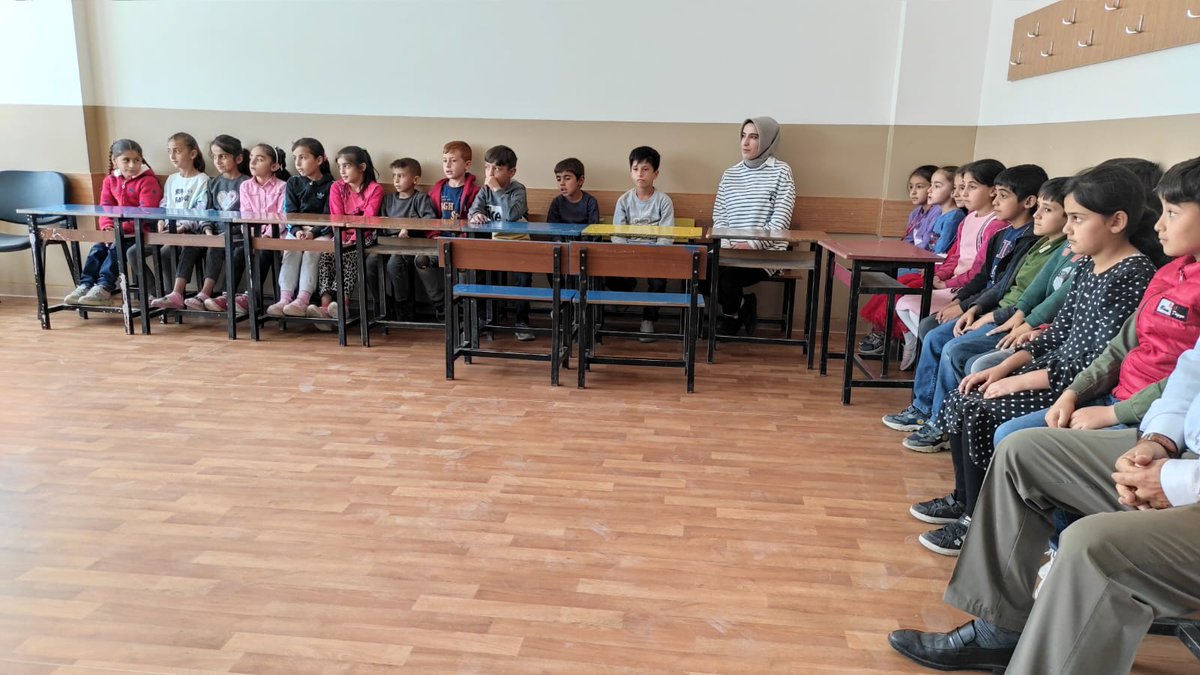 Degerler Eğitimi kapsamında Ekim ayı değeri "Peygamber Sevgisi" konusunda Ağaçeli Sahabe camii imamı Eşref Özateş in sunumu ile "Hz Muhammet in çocuk sevgisi" konulu sohbet gerçekleştirildi.<a href="/bingolmem/">Bingöl MEM</a> <a href="/halilyucel6060/">Halil YÜCEL</a> <a href="/halukcakan12/">HALUK ÇAKAN</a> <a href="/12AKINCI/">Selahattin AKINCI 🇹🇷🇹🇷</a>
