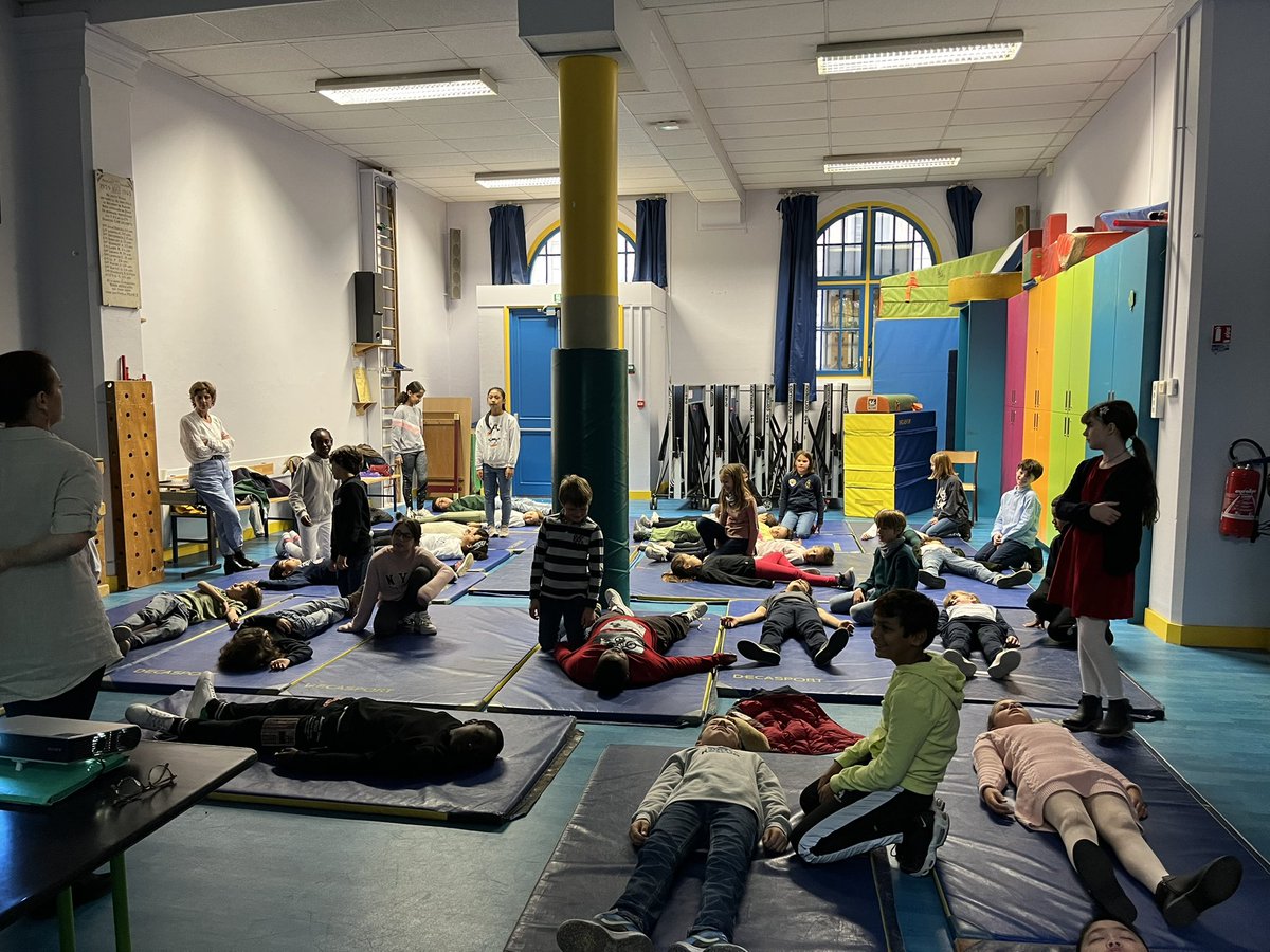 EPievic's tweet photo. 1er journée de la résilience - 4 classes de Cm2 de ParisCentre- APS - apprendre à porter secours- apprentissage des gestes de 1ers secours 💪🏻@CKerrero @EtienneBarraux @Academie_Paris @KarineBarbagli belle façon de prendre soin de l’autre 🏃🏻‍♀️merci Sophie et David https://t.co/33ePokjSlP