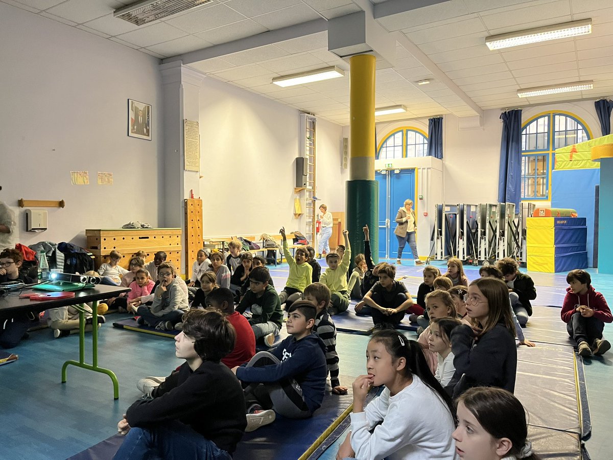 EPievic's tweet photo. 1er journée de la résilience - 4 classes de Cm2 de ParisCentre- APS - apprendre à porter secours- apprentissage des gestes de 1ers secours 💪🏻@CKerrero @EtienneBarraux @Academie_Paris @KarineBarbagli belle façon de prendre soin de l’autre 🏃🏻‍♀️merci Sophie et David https://t.co/33ePokjSlP