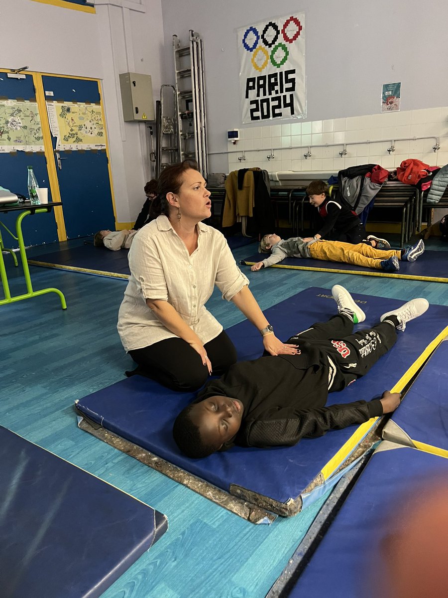 EPievic's tweet photo. 1er journée de la résilience - 4 classes de Cm2 de ParisCentre- APS - apprendre à porter secours- apprentissage des gestes de 1ers secours 💪🏻@CKerrero @EtienneBarraux @Academie_Paris @KarineBarbagli belle façon de prendre soin de l’autre 🏃🏻‍♀️merci Sophie et David https://t.co/33ePokjSlP