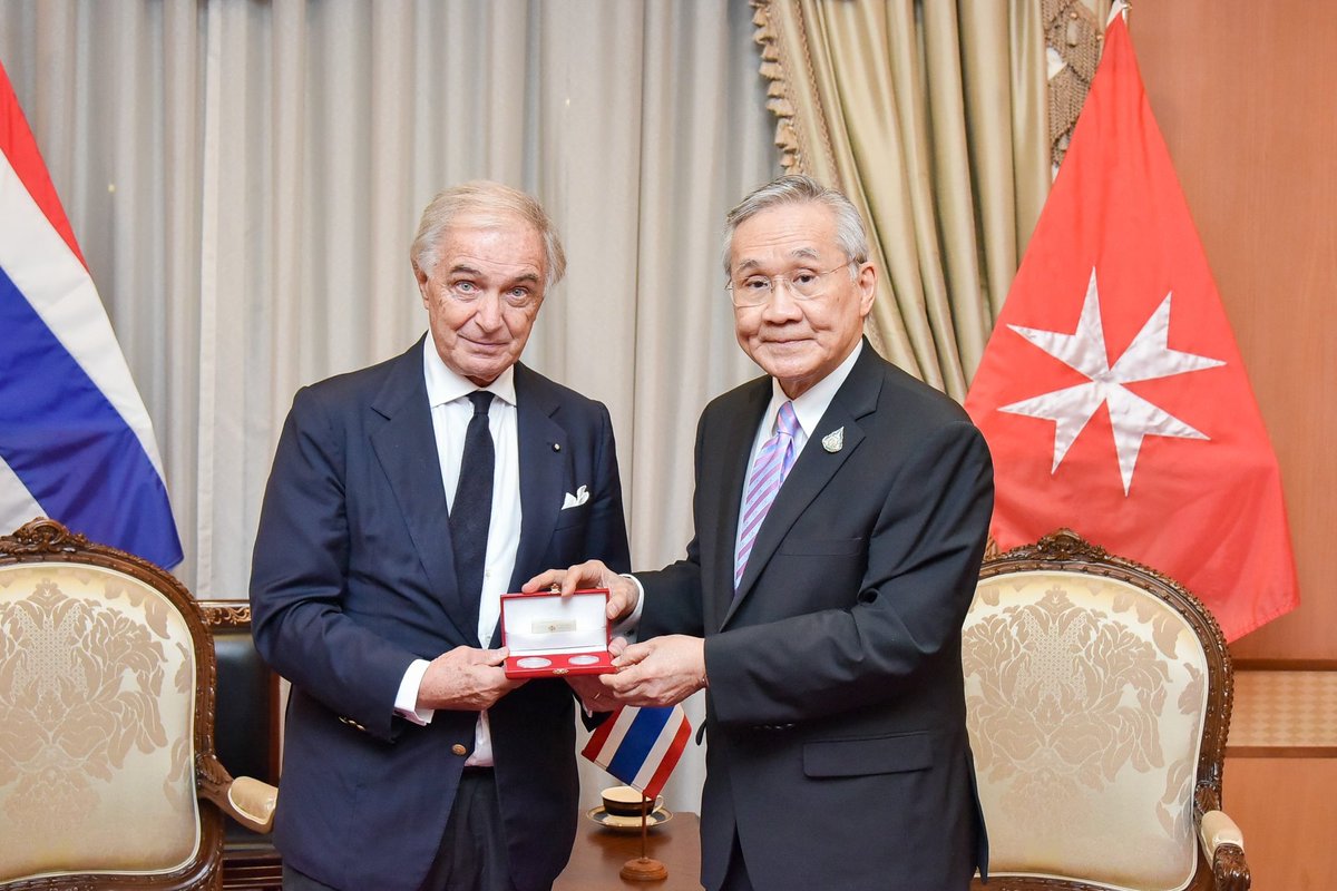 OrderofMaltaCan's tweet photo. #RT @orderofmalta: Der Großkanzler des Malteserordens Riccardo Paternò, der Großhospitalier @a_defranciscis und Botschafter Mann wurden am 12. Oktober von Don Pramudwinai, dem stellvertretenden Premierminister und Außenminister Thailands, empfangen. Foto… https://t.co/DGDruGDHAJ