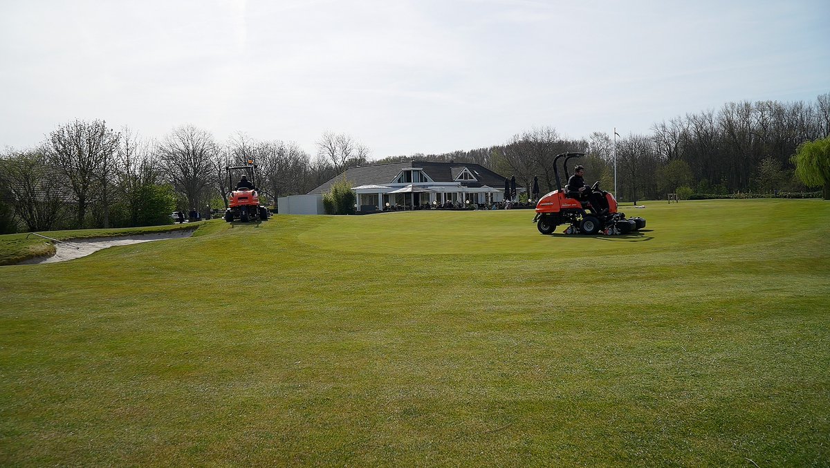 JacobsenTurf's tweet photo. 🇳🇱 ELiTE Club Show & Mow at Amsterdamse Golf Club in Holland, they have chosen the Eclipse because it is green and quiet, as well as giving Jake's signature cut quality.
Learn more: https://t.co/Nw6HHCTE1W
#Jacobsen #Mower #Eclipse360 #GreensMower #Greenkeeping #SincerelyJake https://t.co/ngrS9l7Sdh