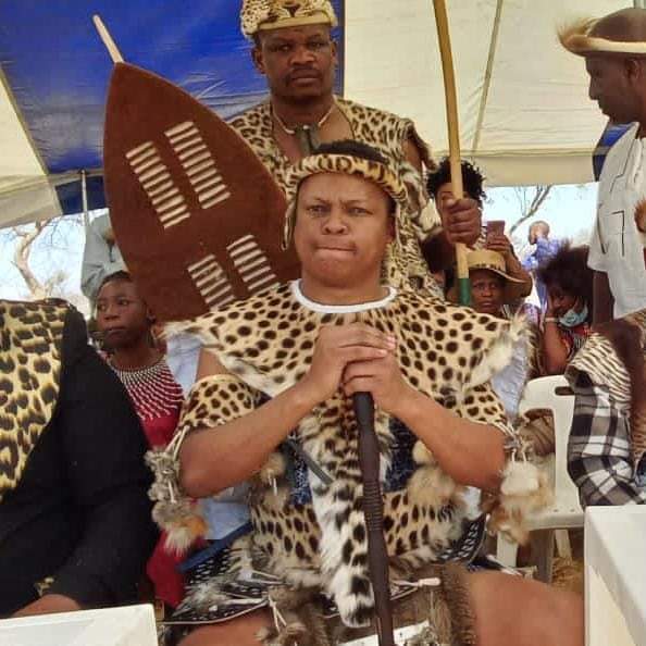 Mthwakazi King Bulelani Lobhengula Khumalo. Ngemva kwakhe is MRP National organizer u Xaba.  The spirit of Mthwakazi is unstoppable.