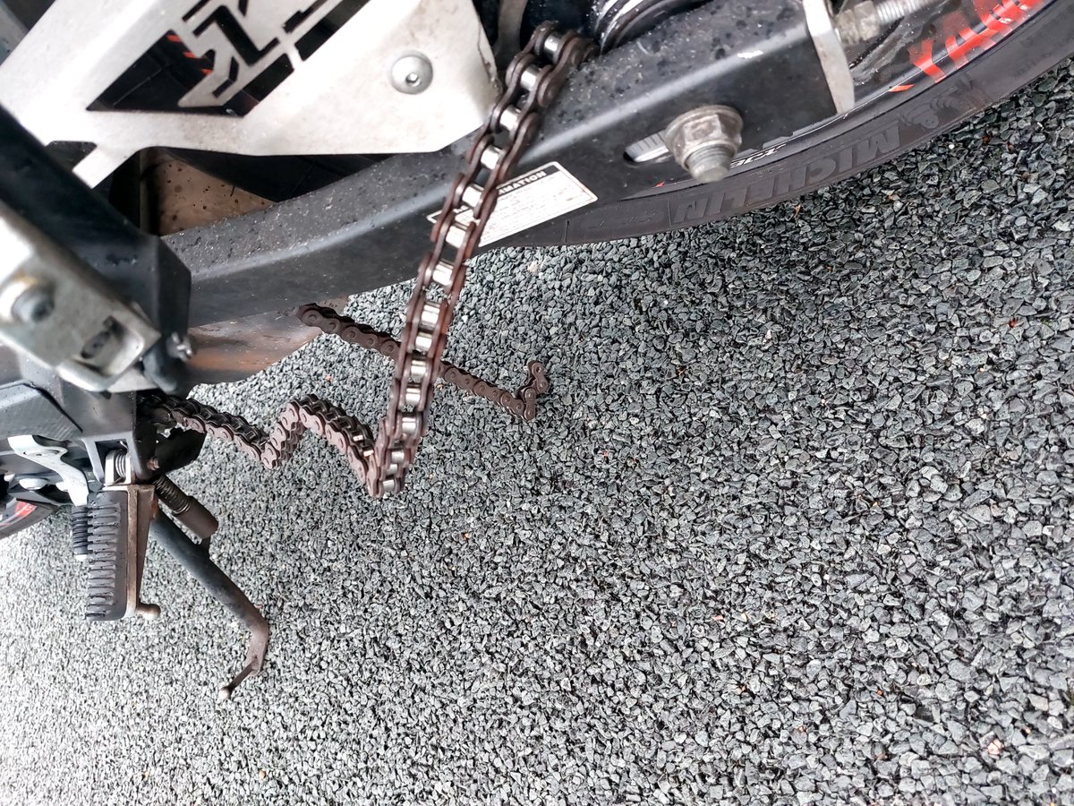 De eerste van vandaag, een afgelopen ketting onder het rijden van een motorfiets op de A7, allemaal weer net goed afgelopen.
Dit is achterstallig onderhoud en je eigen veiligheid als motorrijder. Laat een smeersysteem monteren als je je ketting niet wil onderhouden .
Goedemorgen