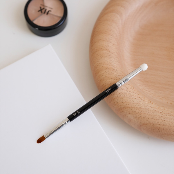 Enterprisechin2's tweet image. This double-headed concealer brush quite hot, many people say it is to cover acne, cover tear trough magic, decided to take
One end is flat and dense bristles, the other is a small sponge head, very small
#concealer #concealers #concealertutorial #concealertips #concealerhack