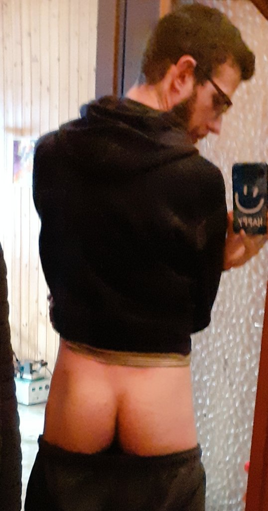 In questi giorni recluso in casa ho scoperto che
No, non so proprio farmi le foto al qu 🤷‍♂️