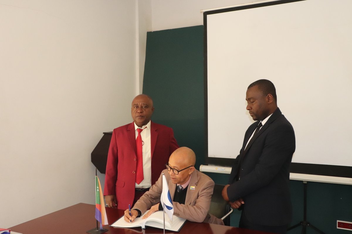 (Info) Visite de SEM Ambassadeur de l’Union des Comores auprès de la République de Madagascar et Monsieur le consul Général des Comores à Majunga. crfimmadagascar.org/2022/10/13/288… via @RMIFCenter