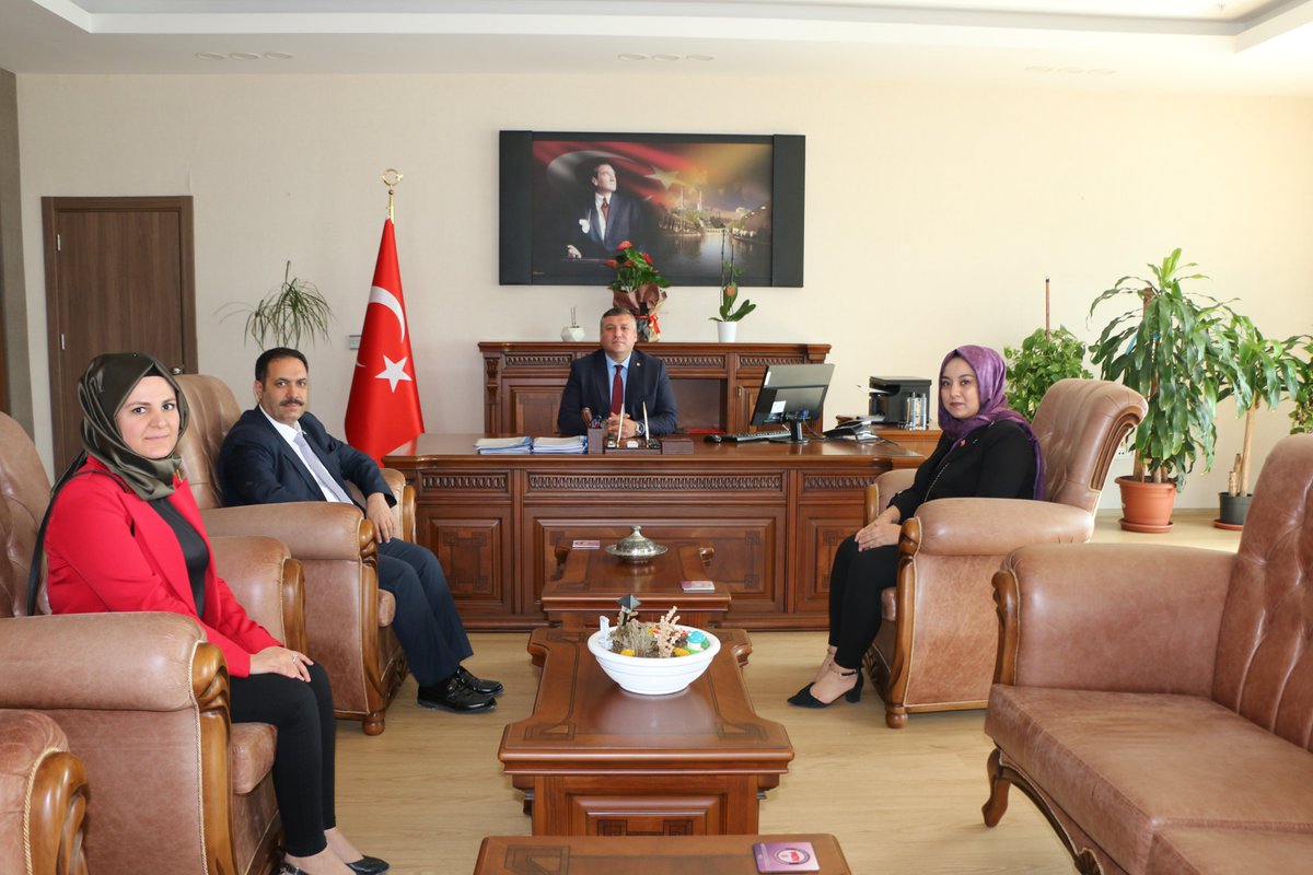 Eyyübiye Kaymakamımızı Ziyaret Ettik.
aile.gov.tr/sanliurfa <a href="/deryayanikashb/">Derya Yanık</a> <a href="/valisalihayhan/">Salih AYHAN</a>  @hasanbilici63 <a href="/tcailesosyal/">T.C. Aile ve Sosyal Hizmetler Bakanlığı</a> <a href="/ASHB_ATHGM/">Aile ve Toplum Hizmetleri Genel Müdürlüğü</a>