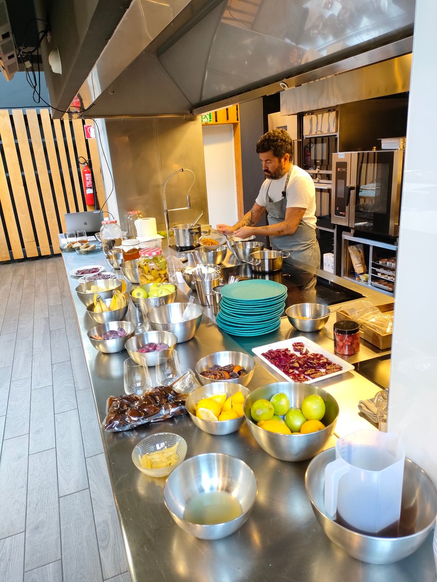 ESCIENCIA's tweet photo. 👨🍳 A mediodía, fue el turno del chef investigador Diego Prado, que realizó una demostración de #trashcooking en las cocinas de @_Keicook. Esta técnica busca aprovechar al máximo los #alimentos, reutilizando #restos de comida para preparar otros platos. ¡Fue una experiencia 🔝🔝! https://t.co/chkFGqvceN