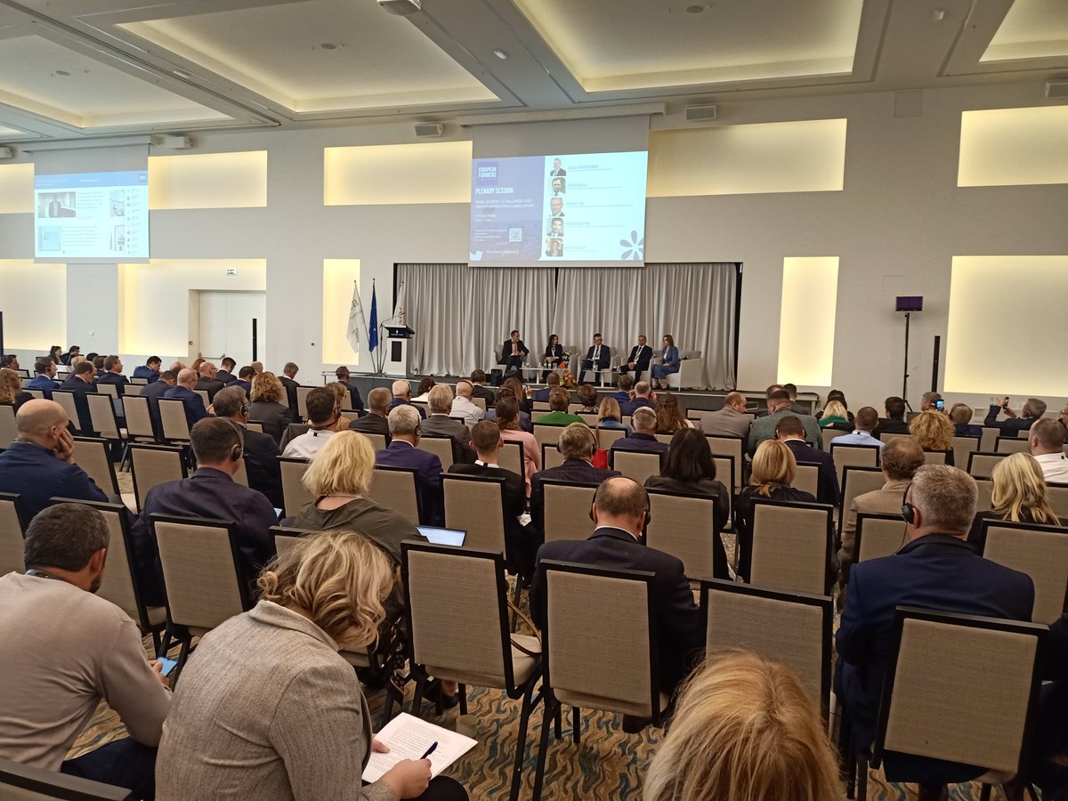 CyminskiG's tweet photo. Trwa sesja plenarna Kongresu Europejskich Rolników 2022, dotycząca wyzwań i szans dla rolnictwa UE. Zapewnienie bezpieczeństwa żywnościowego i dochodów rolnikom na odpowiednim poziomie to wyzwanie na dziś.
#FarmersCongress22 
#SolidarnoscRI https://t.co/JiniKG6zOj