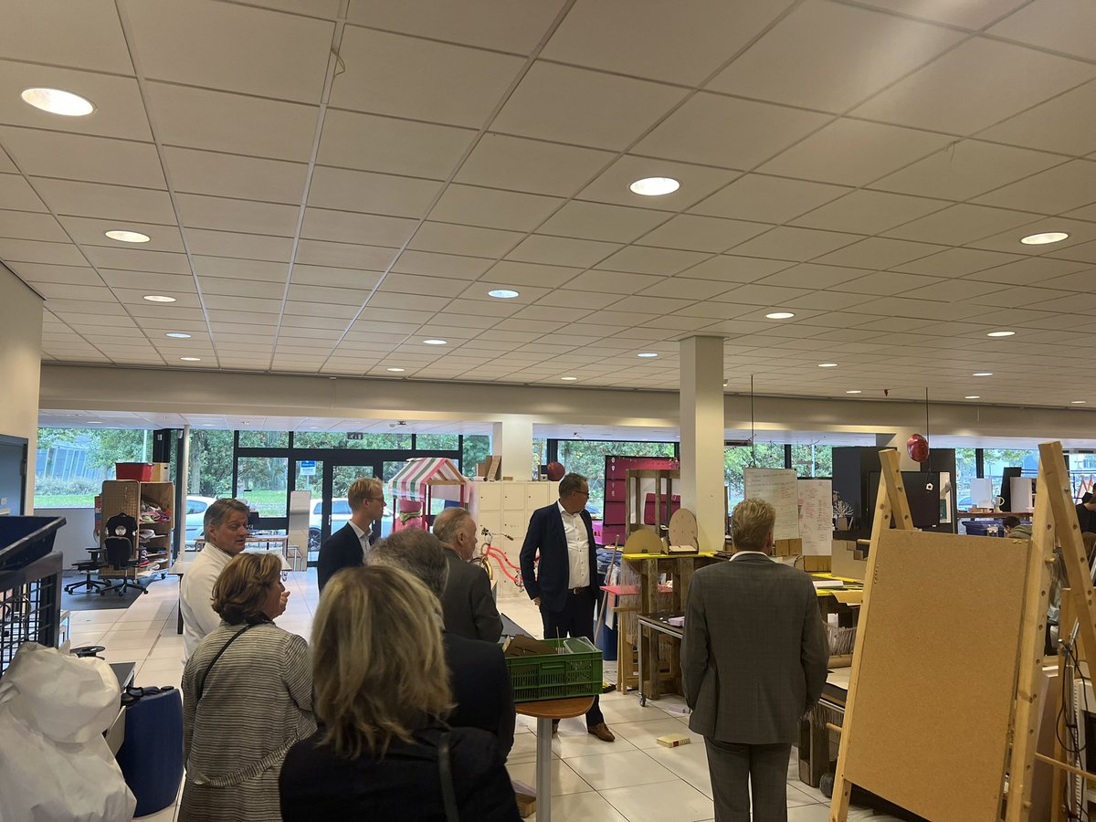 Stephanie ter Borg (@stephanietborg) on Twitter photo Na een goede en inspirerende vergadering van de Economc Board West-Brabant waarin we met elkaar de economische ambitie voor West-Brabant hebben besproken nu een rondleiding door Innovative Studio van <a href="/AvansHogeschool/">Avans Hogeschool</a> #westbrabant #volenergie #samenwerking Na een goede en inspirerende vergadering van de Economc Board West-Brabant waarin we met elkaar de economische ambitie voor West-Brabant hebben besproken nu een rondleiding door Innovative Studio van <a href="/AvansHogeschool/">Avans Hogeschool</a> #westbrabant #volenergie #samenwerking