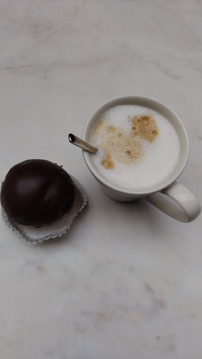hobberdy's tweet photo. Landelijke omgevingsmanager dag 2022 in den Bosch. Dus met Bossche bollen van bakker Jan de Groot. #lomd @RWS_MN https://t.co/rkkc5YjKCc