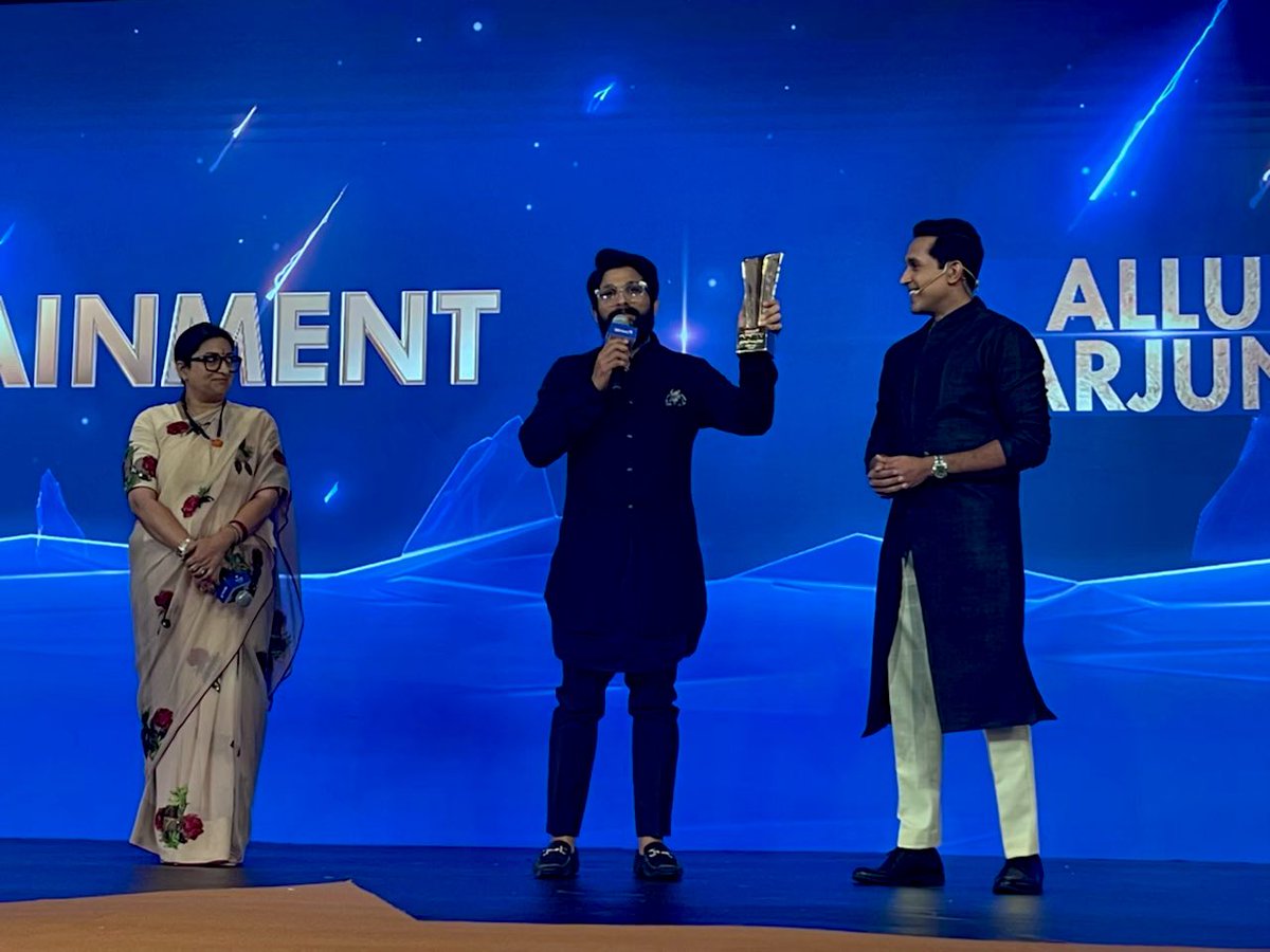 alluarjun's tweet photo. I would like to thank @CNNnews18 for honouring me as Indian of the year . And I thank @smritiirani ji for doing the honours . Humbled . https://t.co/SF6qVIAmdU