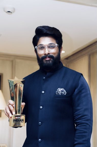 alluarjun's tweet photo. I would like to thank @CNNnews18 for honouring me as Indian of the year . And I thank @smritiirani ji for doing the honours . Humbled . https://t.co/SF6qVIAmdU