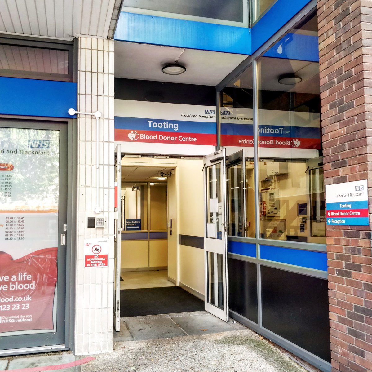St George's, Epsom and St Helier (@geshnhs) on Twitter photo The NHS has issued the first-ever amber alert on blood stocks & urge people to donate blood
We have a donation centre here at St George's
To book an appointment:
🩸 visit blood.co.uk
🩸 download the <a href="/GiveBloodNHS/">Give Blood NHS 🩸🩹</a> app
🩸 call 0300 123 23 23 The NHS has issued the first-ever amber alert on blood stocks & urge people to donate blood
We have a donation centre here at St George's
To book an appointment:
🩸 visit blood.co.uk
🩸 download the <a href="/GiveBloodNHS/">Give Blood NHS 🩸🩹</a> app
🩸 call 0300 123 23 23