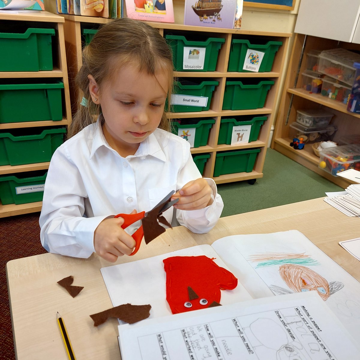 BiburySchool's tweet photo. Acorns Class are busy making hand puppets in Design and Tecnology this term. They have learnt how to design, create a template, cut fabric leaving an excess for sewing and joined fabric using a running stitch. They are very pleased with their progress thus far. https://t.co/v6xDVbOtTd