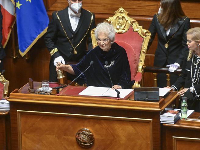 Meravigliosa #LilianaSegre ammonisce il #Senato che la #Costituzione nata dai centomila morti della resistenza antifascista va attuata, prima che modificata. Una preziosa sentinella della democrazia, una testimone gentile, anche per gli smemorati