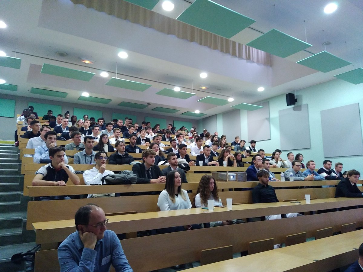 esgtcnam's tweet photo. Deuxième session de conférences lors du #CercleGeo22 organisé par le #bde de l'@esgtcnam.
@LeCnam @DG_CSNGT @OGE_geometres @UNGE_officiel https://t.co/DekyxWLfOW