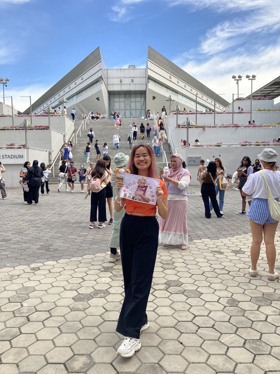 kajjafluv's tweet photo. im here 😭😭 #bethesunsg #BeTSinSG #lookatmafit @pledis_17 https://t.co/GzWvrmQtEc